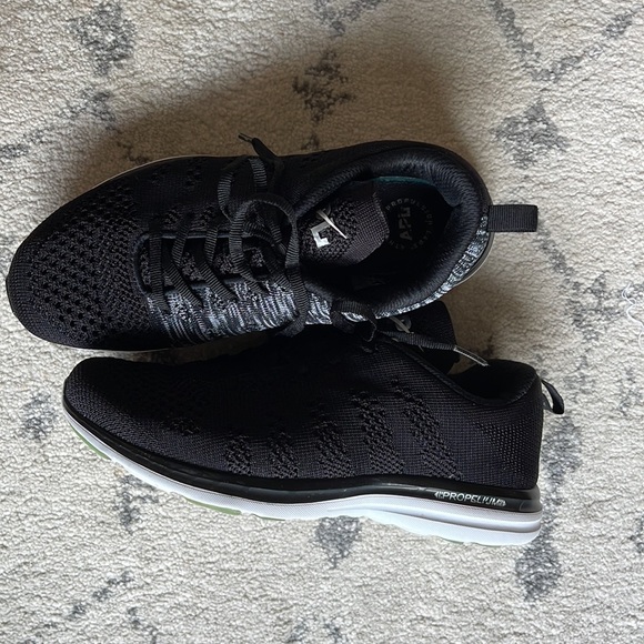 Women’s APL “techloom” sneaker - Picture 6 of 9
